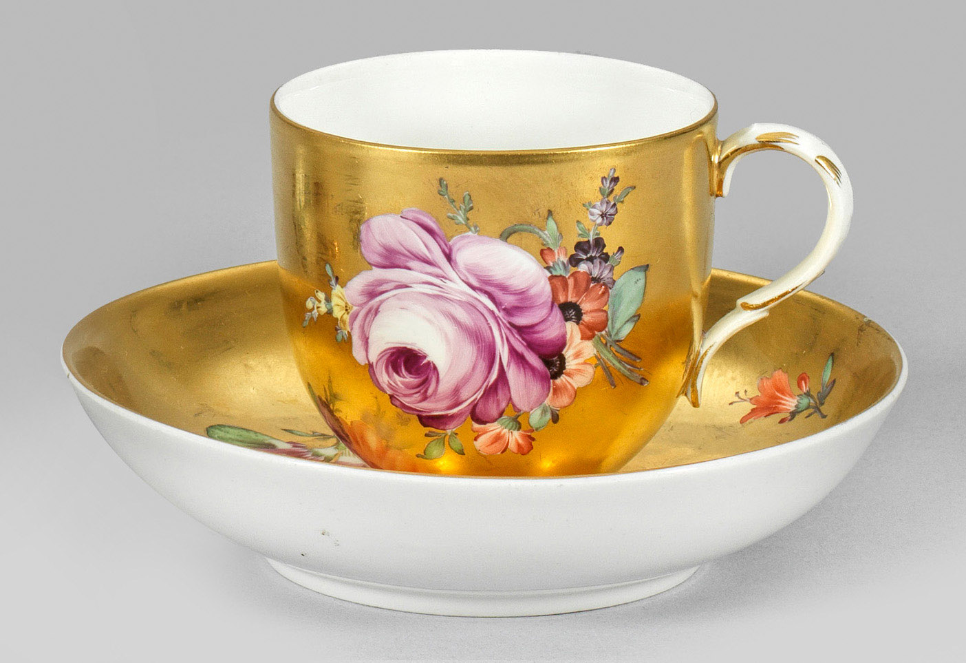 Goldfond-Ziertasse mit Blumendekor