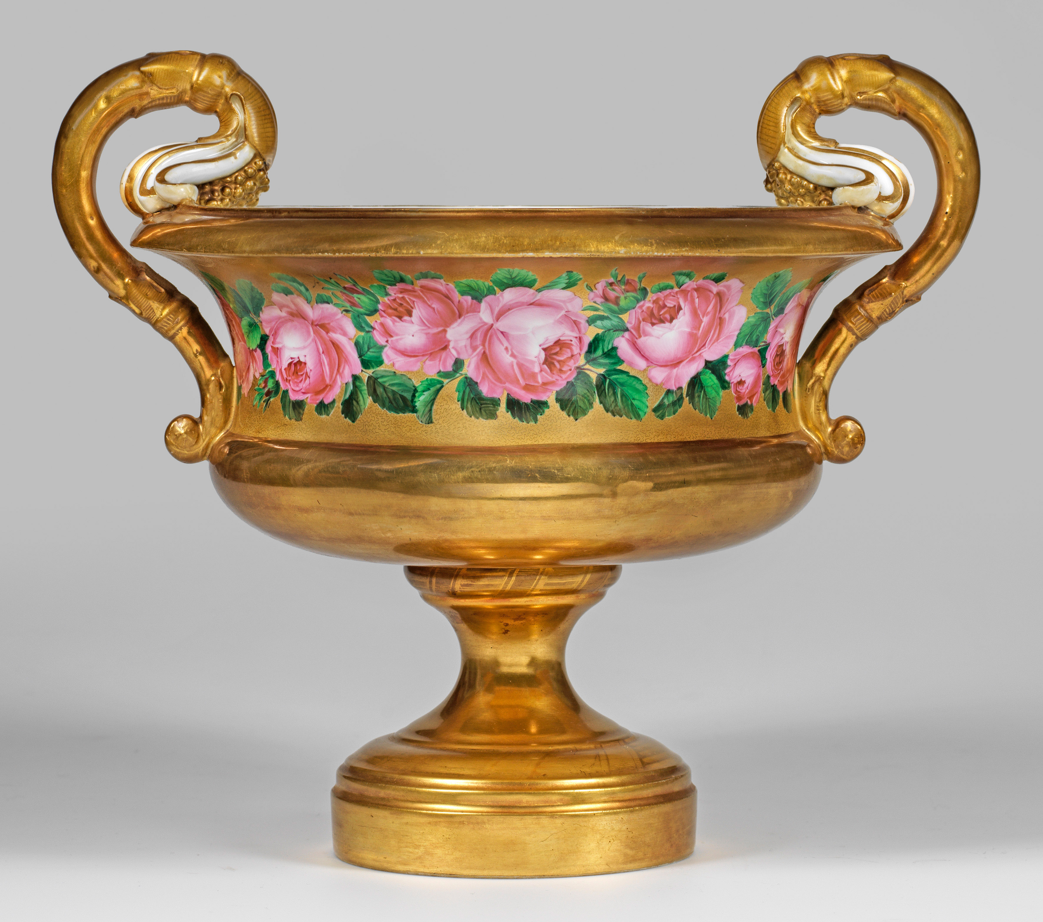 Prächtige Meissen Goldfond-Henkelvase mit Blumenfries