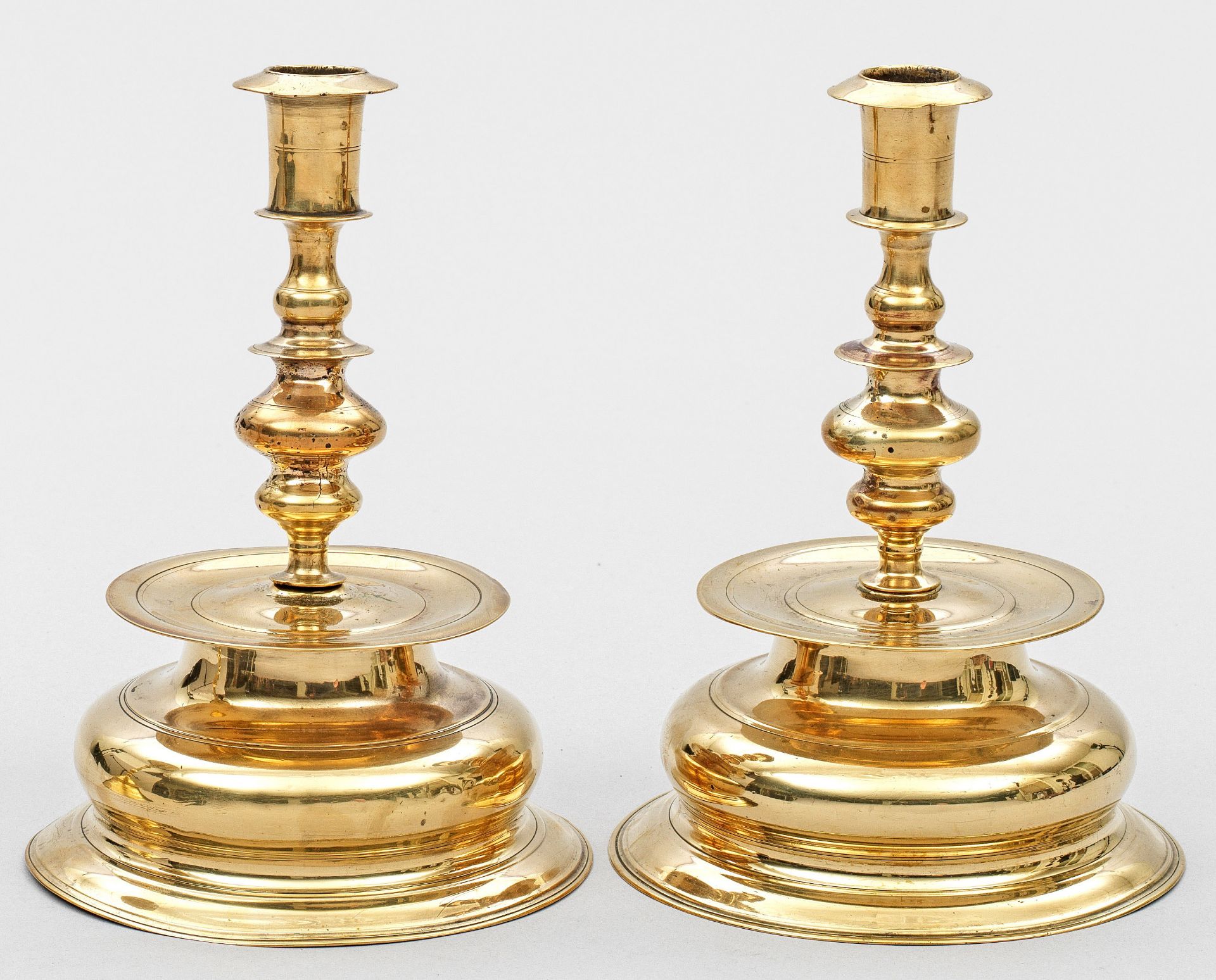 Seltenes Paar Barock-Glockenfußleuchter