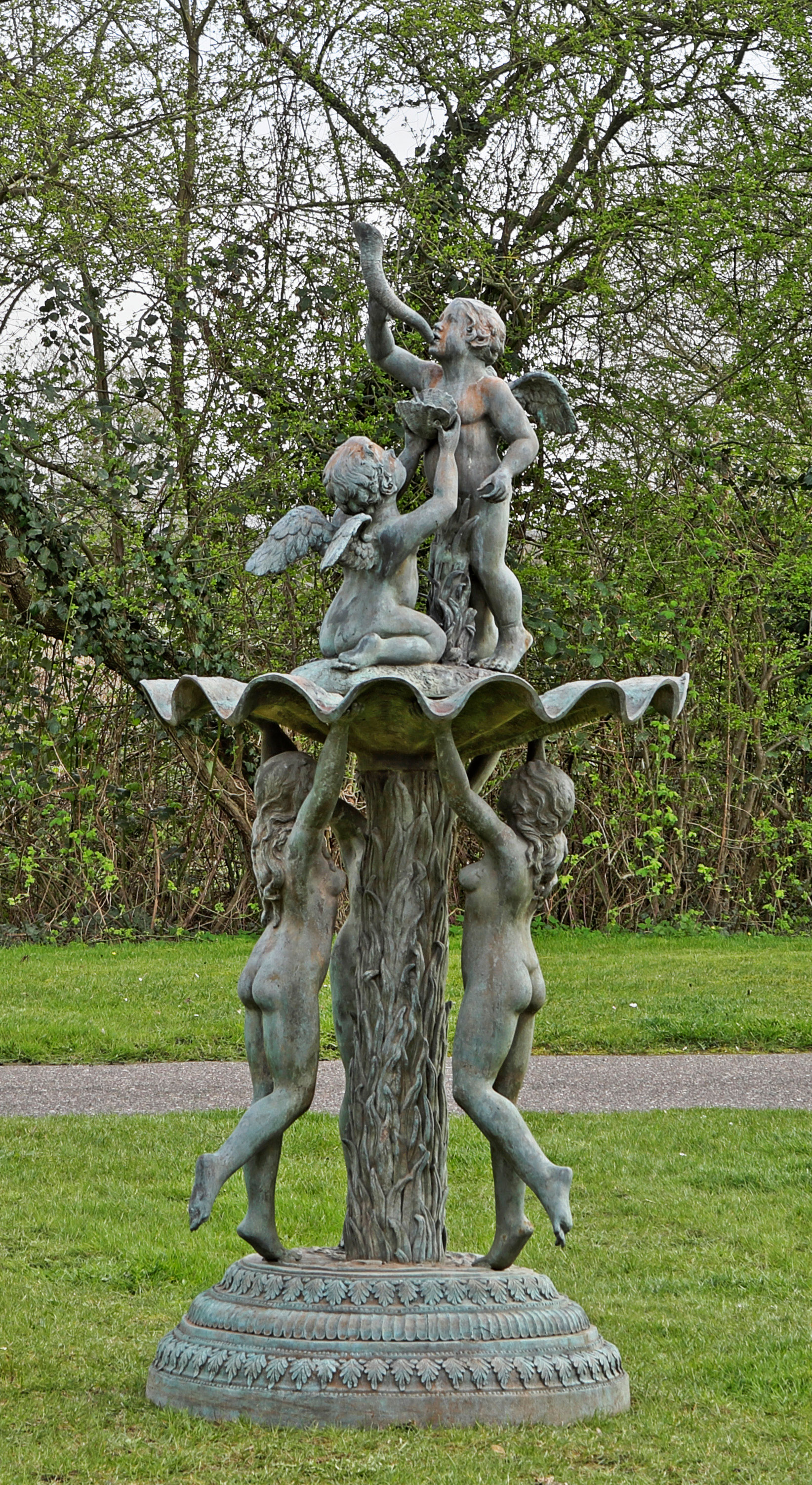 Großer figürlicher Parkbrunnen