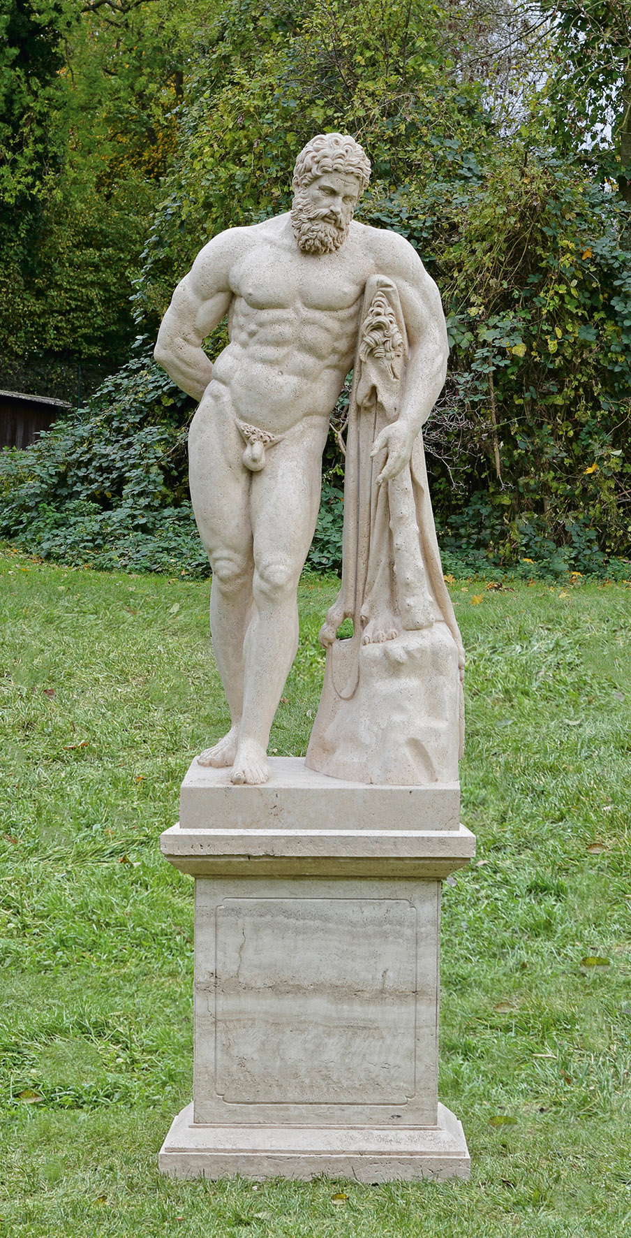 Herkules Farnese als große Parkskulptur