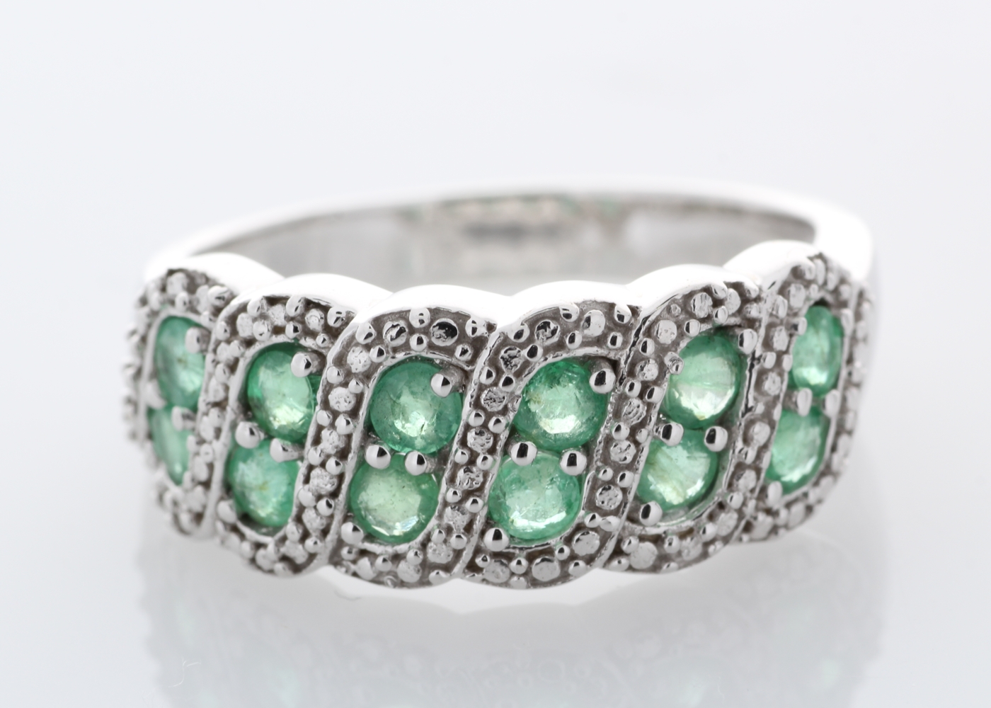 Silver Emerald Ring - Valued By AGI £290.00 - Sterling silver emerald ring , set with twelve round - Image 2 of 4