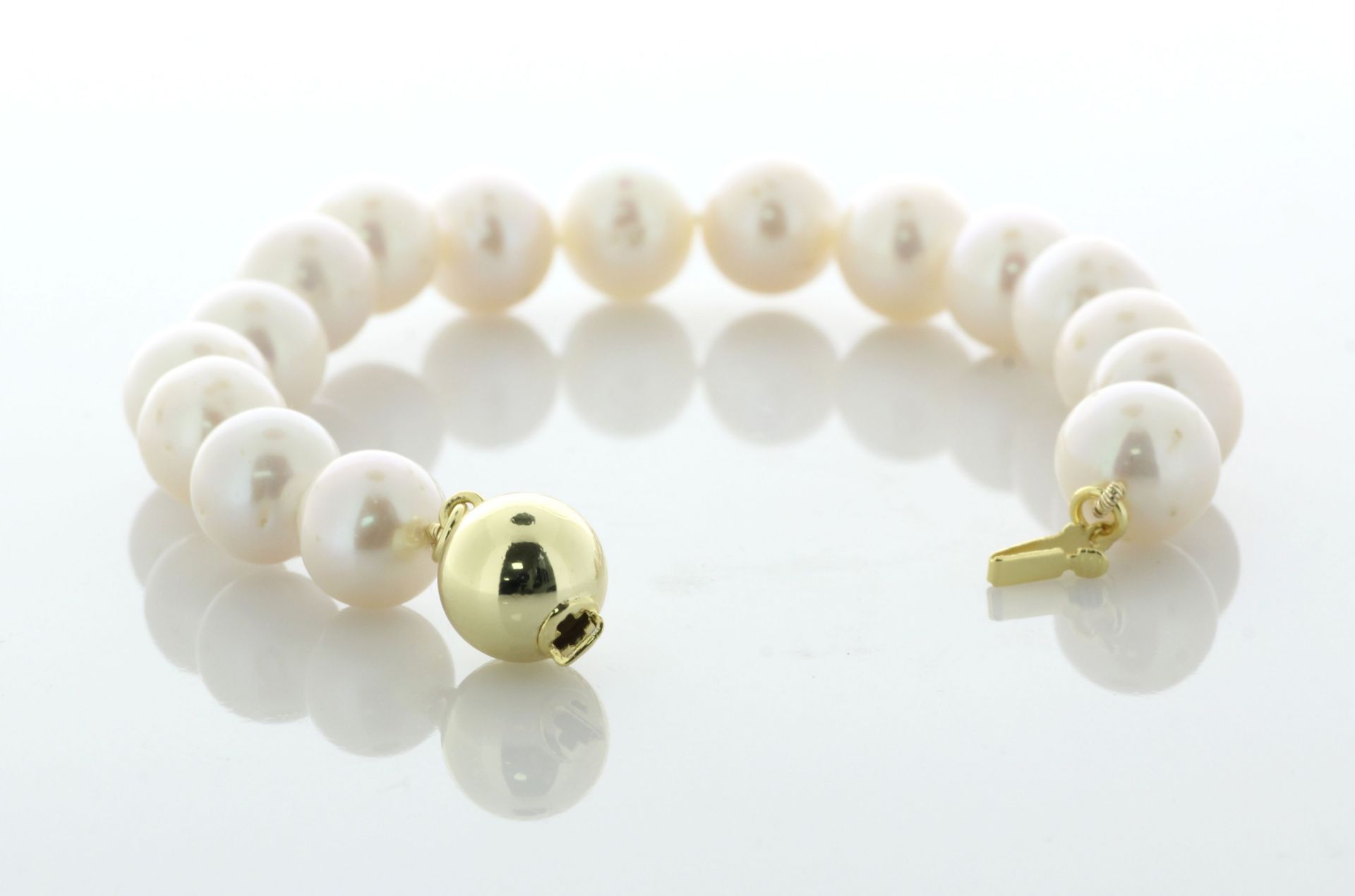 7 Inches Freshwater Cultured 9.5 - 10.5mm Pearl Bracelet With Gold Plated Silver Clasp - Valued By - Image 3 of 4