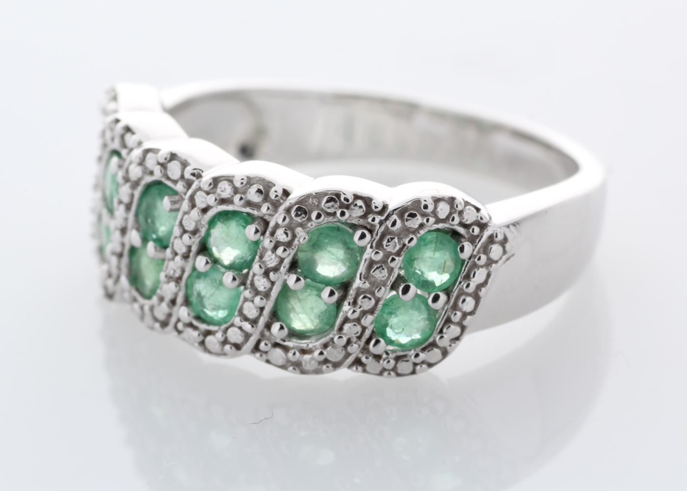 Silver Emerald Ring - Valued By AGI £290.00 - Sterling silver emerald ring , set with twelve round - Image 3 of 4
