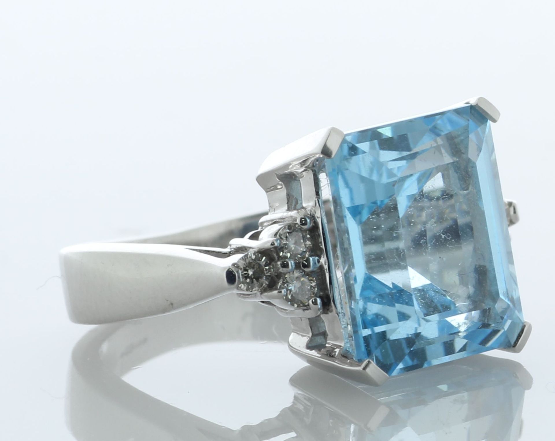 9ct White Gold Diamond And Blue Topaz Ring (T6.00) 0.18 Carats - Image 2 of 5