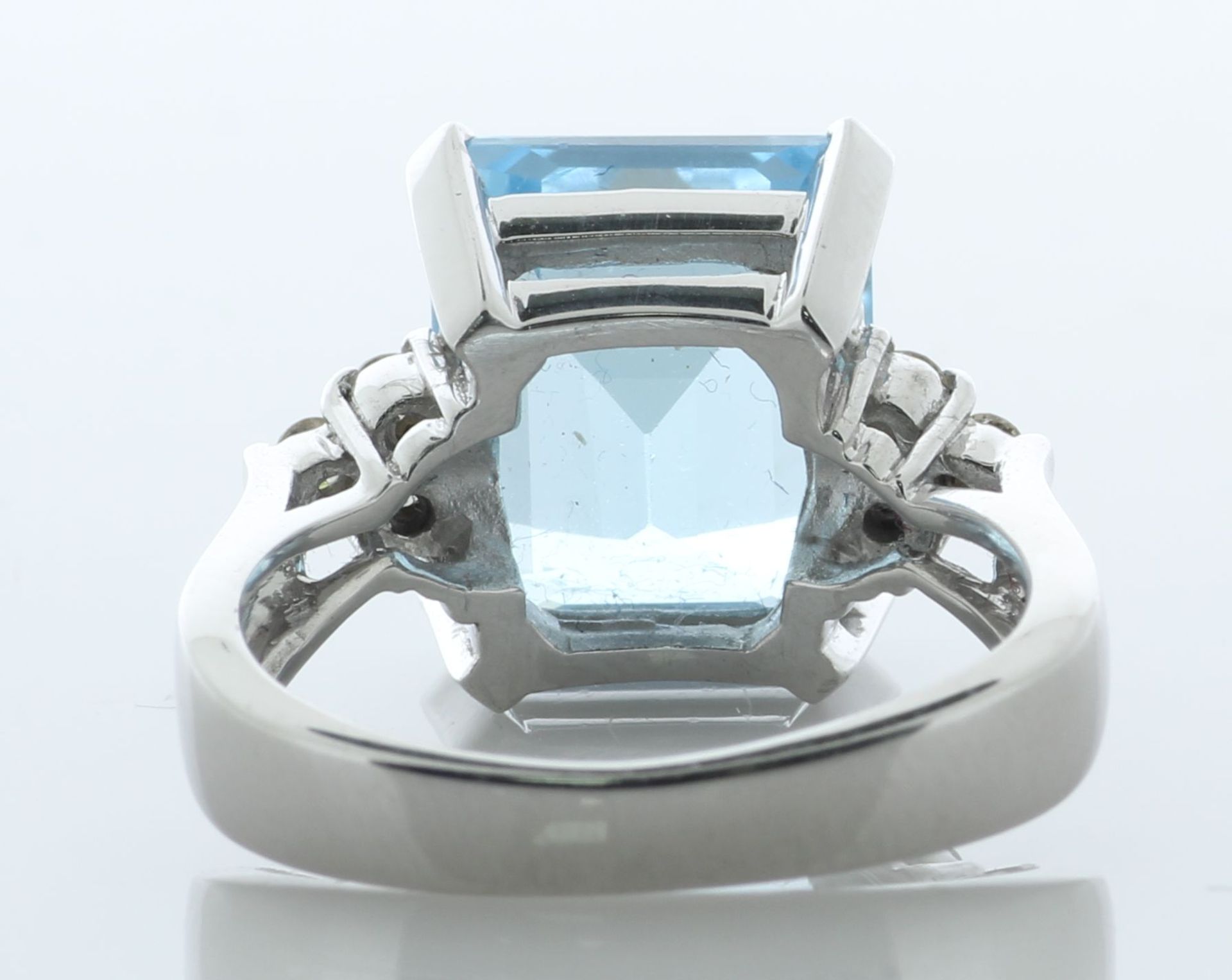 9ct White Gold Diamond And Blue Topaz Ring (T6.00) 0.18 Carats - Image 4 of 5
