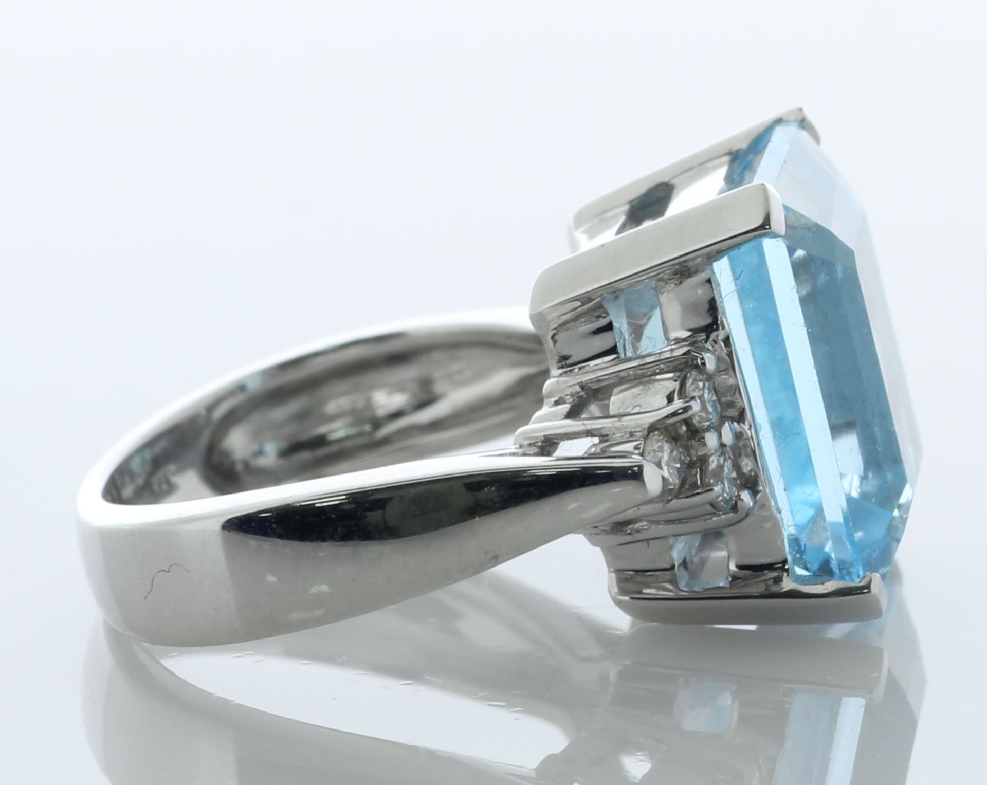 9ct White Gold Diamond And Blue Topaz Ring (T6.00) 0.18 Carats - Image 3 of 5