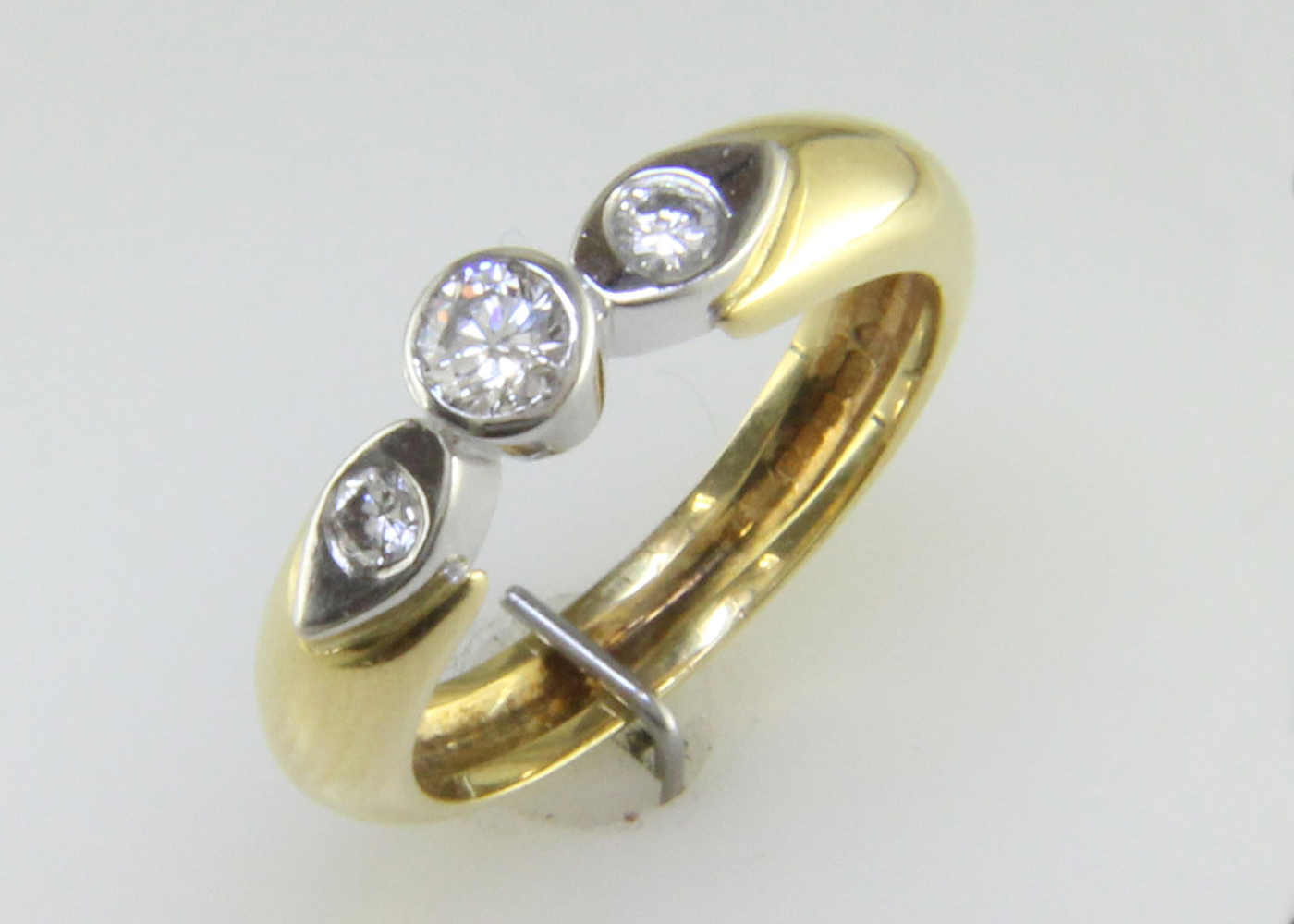 18ct Stone Set Shoulder Diamond Ring 0.41 Carats - Image 5 of 8