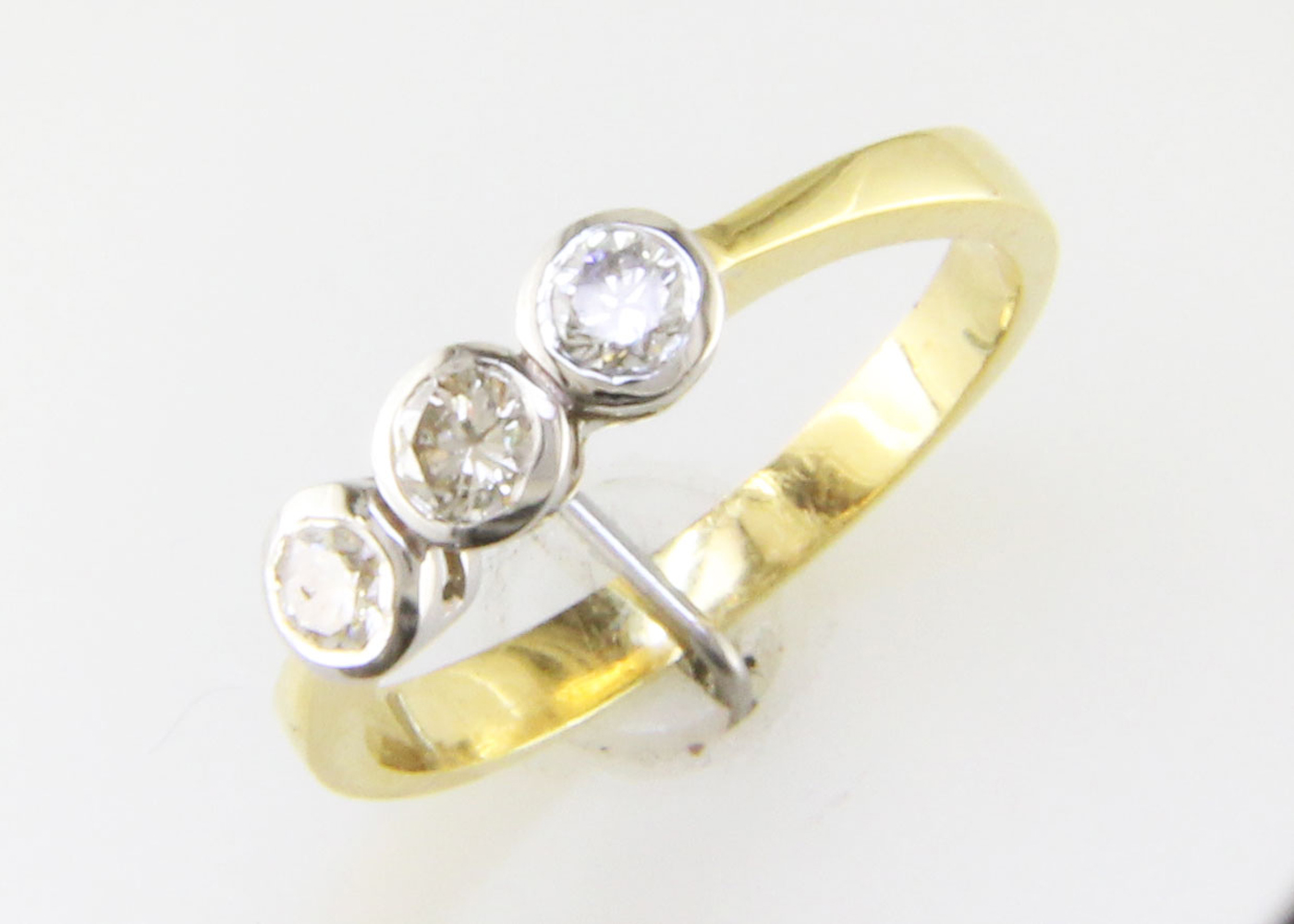 18ct Three Stone Claw Set Diamond Ring 0.75 Carats - Image 5 of 9