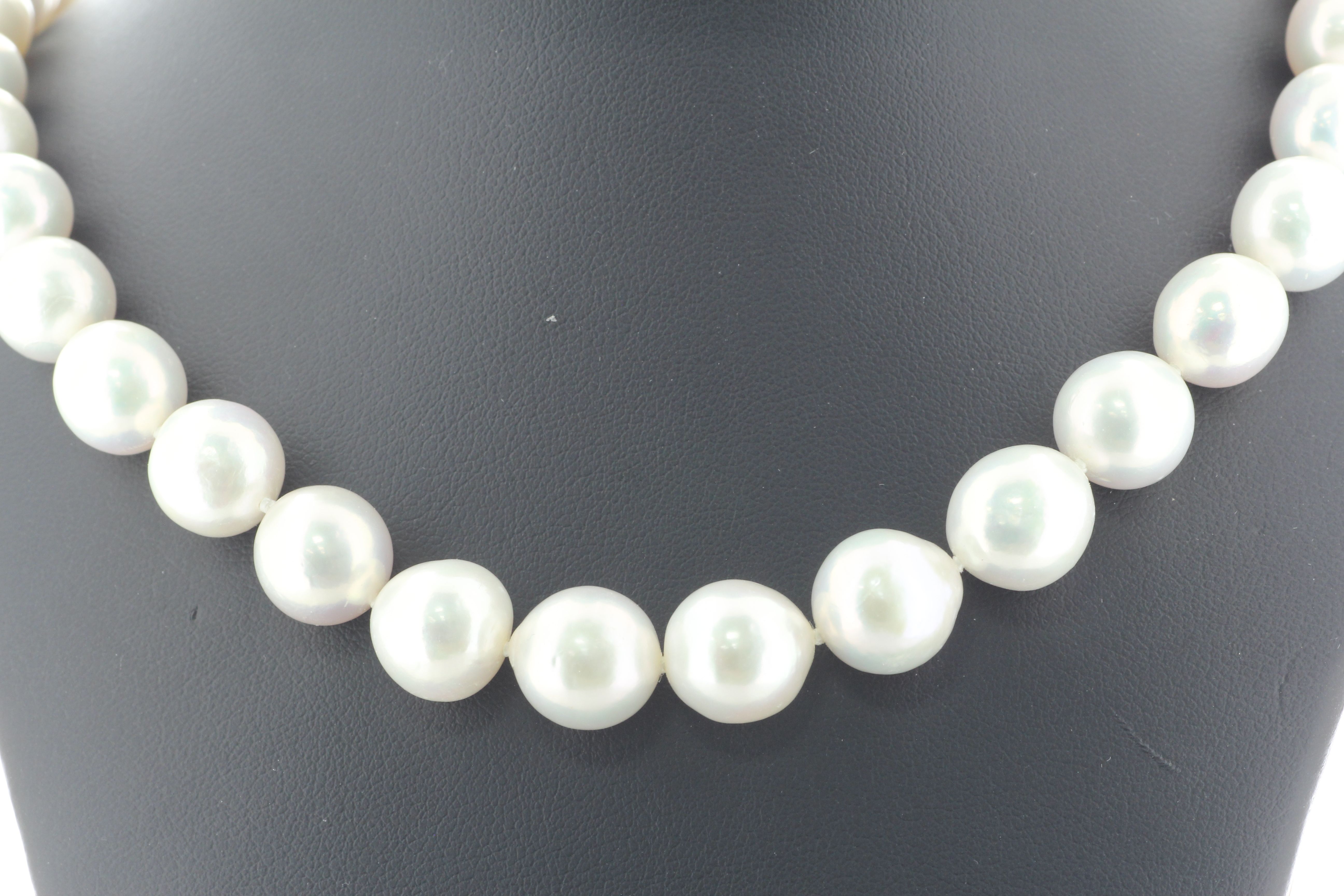 18 inch White Round 10.0 - 12.0mm Ming Pearl Necklace With 9ct Yellow Gold Clasp - Image 3 of 7