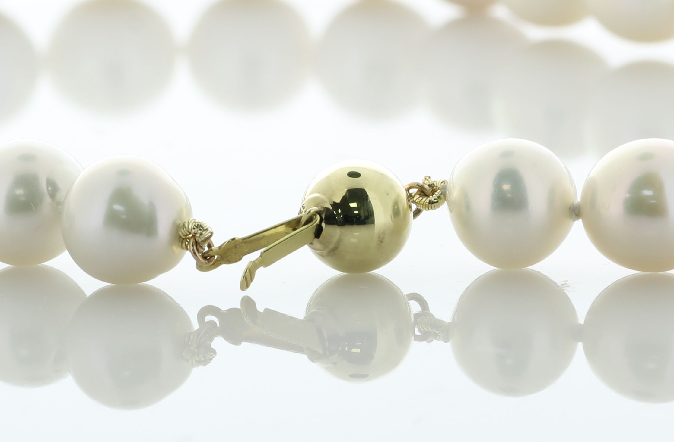 18 inch White Round 10.0 - 12.0mm Ming Pearl Necklace With 9ct Yellow Gold Clasp - Image 5 of 7