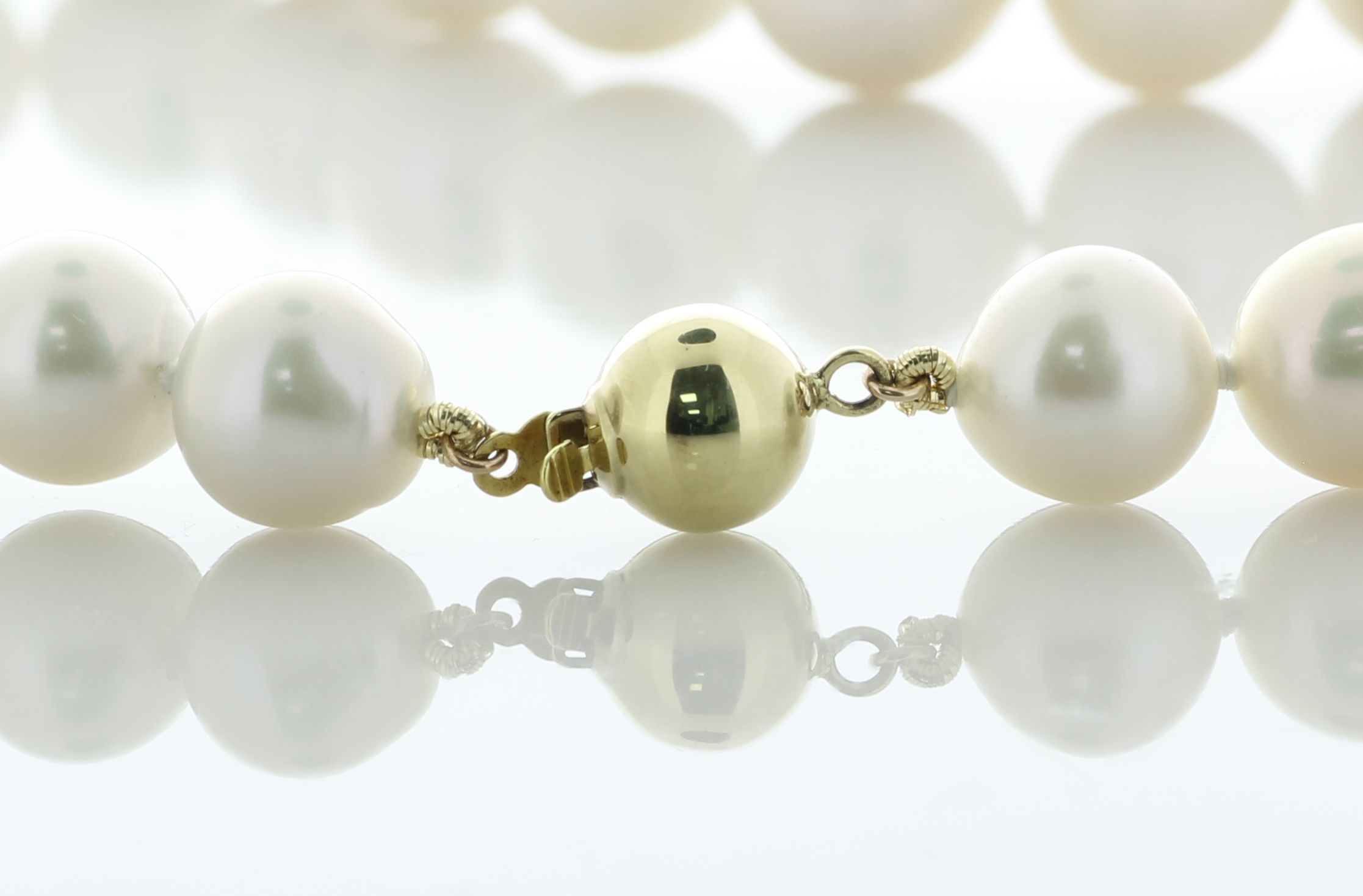 18 inch White Round 10.0 - 12.0mm Ming Pearl Necklace With 9ct Yellow Gold Clasp - Image 4 of 7