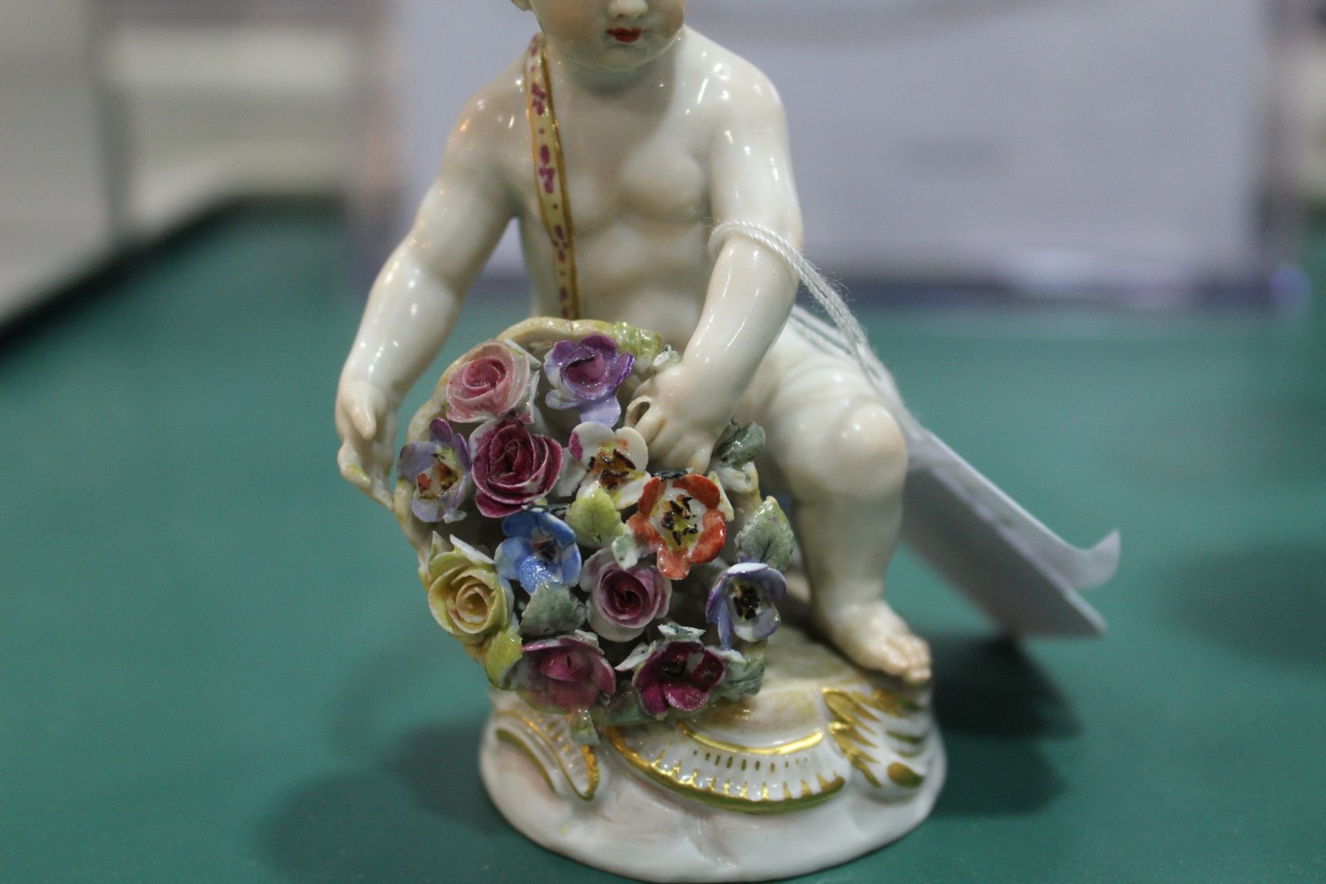 Figuren, 2 Stück - Putten mit Blumenkörben "Schwerter Meissen" - Image 4 of 7