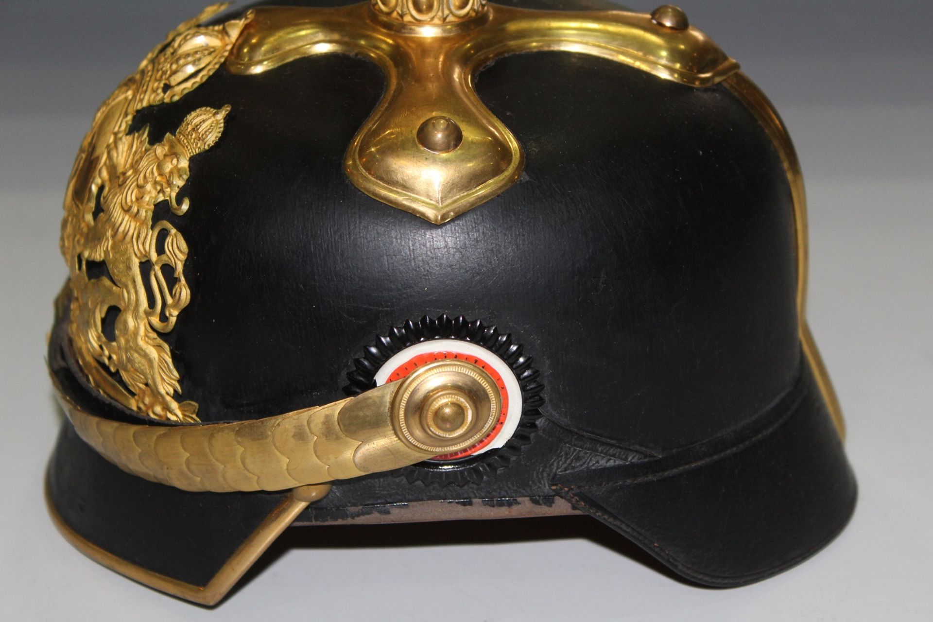 Bayerische Offizierspickelhaube mit Paradebusch - Bild 3 aus 6