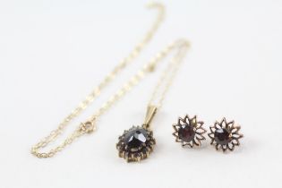 2x 9ct gold garnet cluster necklace & earrings (3.3g)