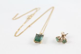 2x 9ct gold emerald & synthetic green quartz earrings & necklace (2.9g)