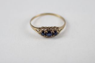 9ct gold sapphire three stone ring (1g) Size P