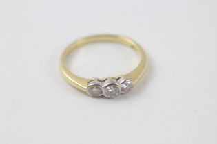18ct gold diamond three stone ring (2.5g) Size L