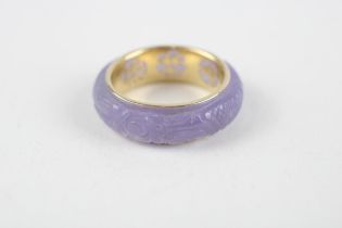 14ct gold carved dyed jade ring (4.9g) Size R