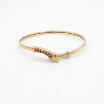 9ct gold ruby snake bangle (7.4g)