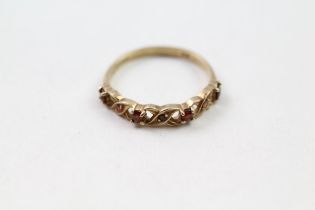 9ct gold garnet half eternity ring (1.5g) Size O