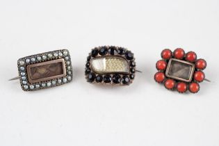 3 x 9ct gold antique brooches set with black paste, coral & seed pearl inc. base metal pin (7.2g)