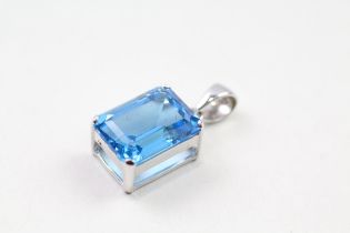 9ct white gold emerald cut blue topaz pendant (5.7g)