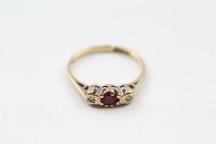 9ct gold red gemstone & diamond three stone ring (1.5g) Size K 1/2