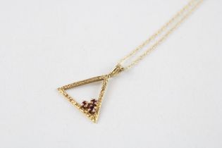 9ct gold red gemstone pendant & chain (1.6g)