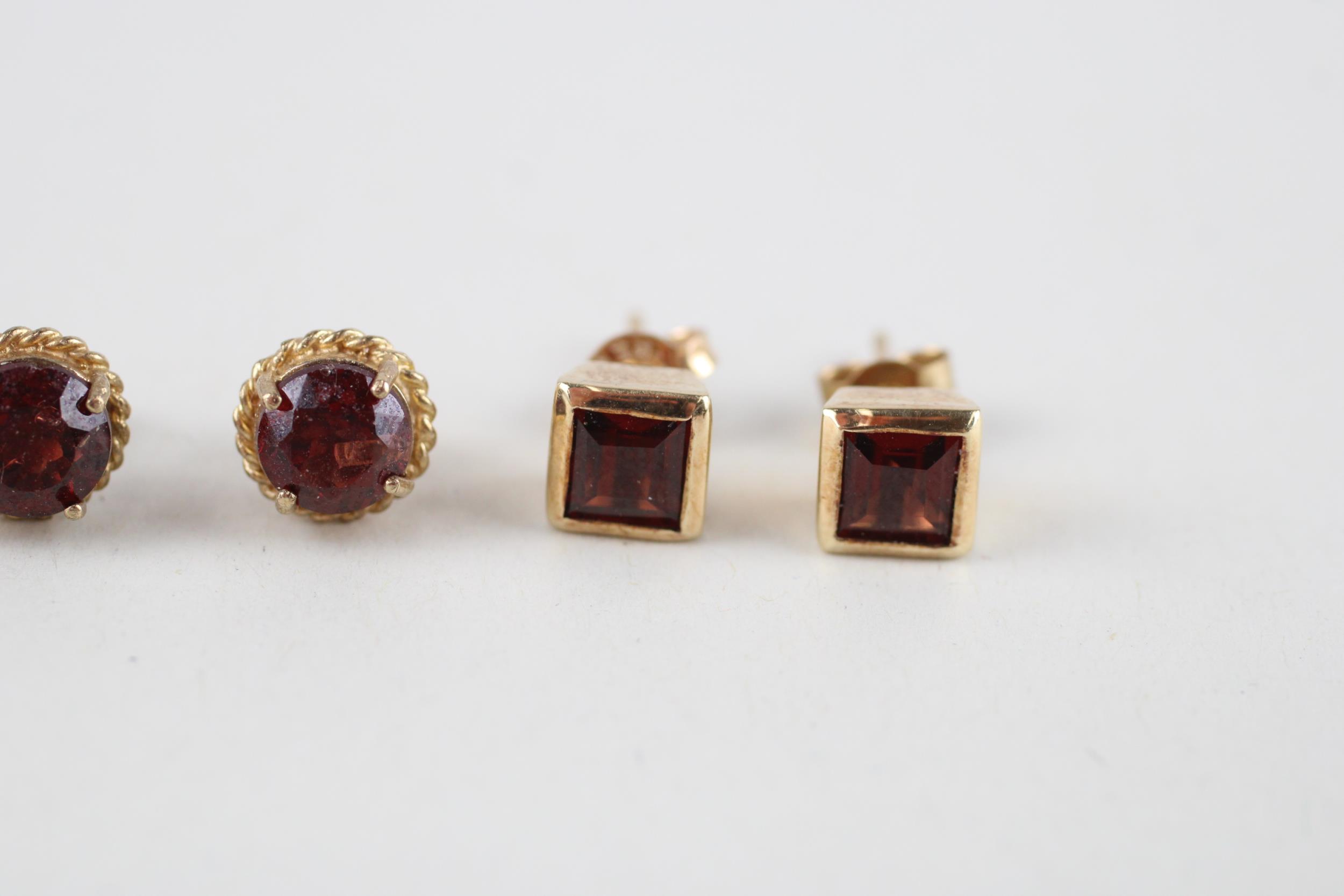 3x 9ct gold garnet & seed pearl stud earrings (4.9g) - Image 4 of 4