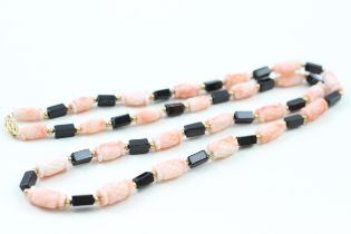 14ct gold carved coral & black onyx bead necklace (29g)
