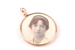 9ct gold picture locket, hallmarked Chester 1915 (6.3g)