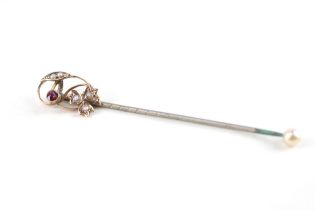 9ct gold red gemstone & seed pearl stick pin (1.1g)