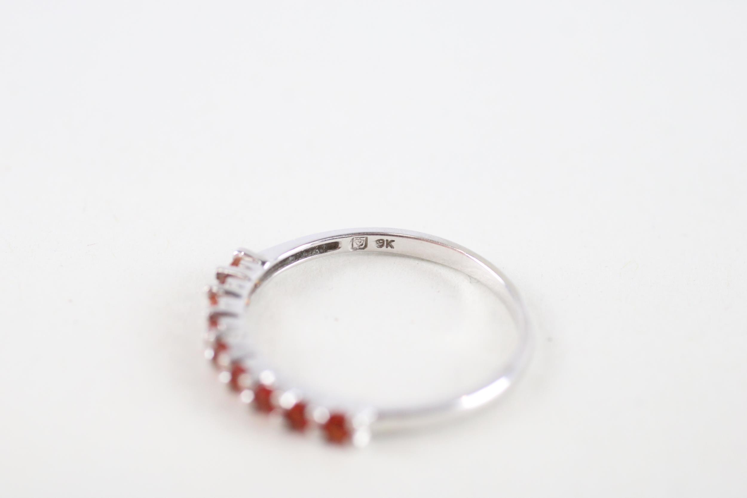 9ct white gold orange gemstone half eternity ring (1.2g) Size M - Image 4 of 4