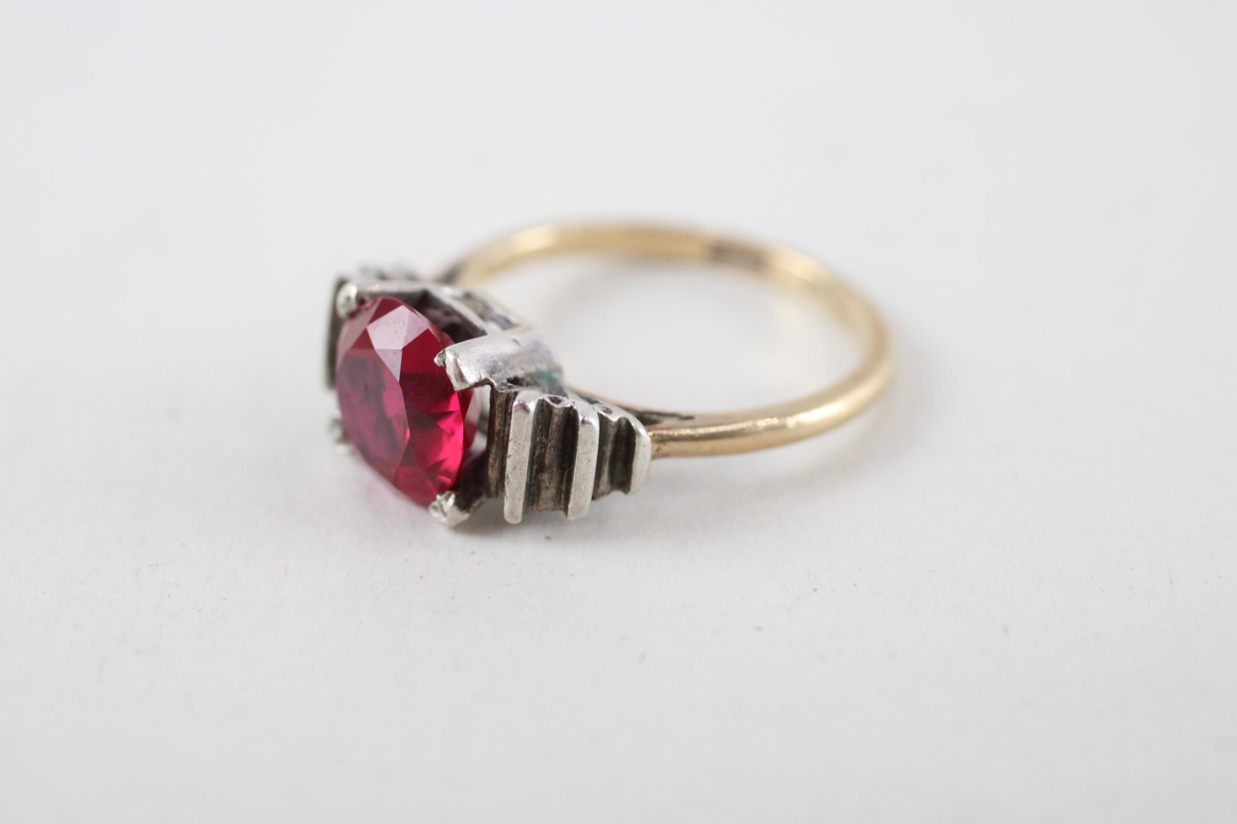9ct gold & silver synthetic ruby single stone ring (3.8g) Size N 1/2 - Image 3 of 4