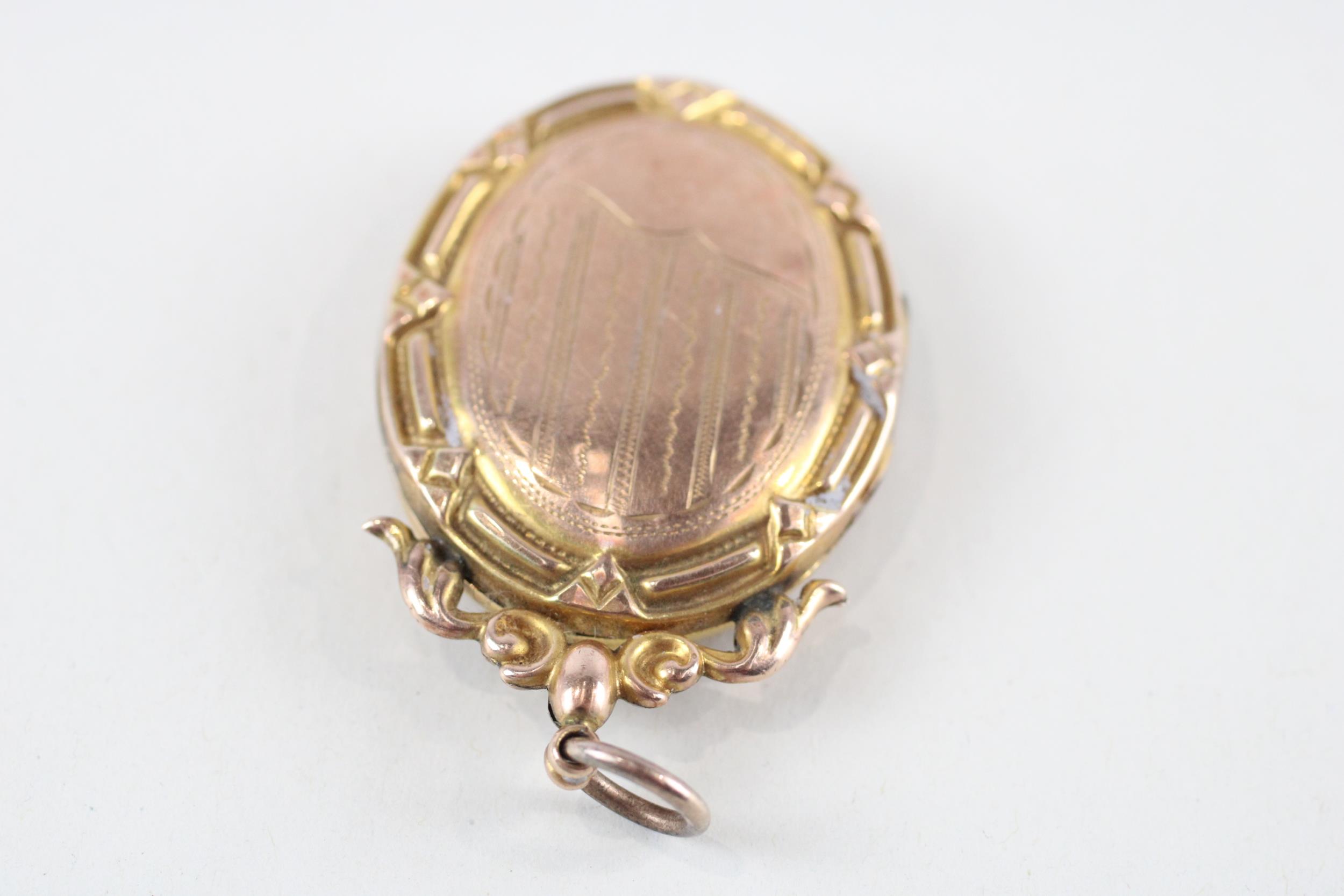 9ct gold back & front patterned locket (8.5g) - Image 2 of 4