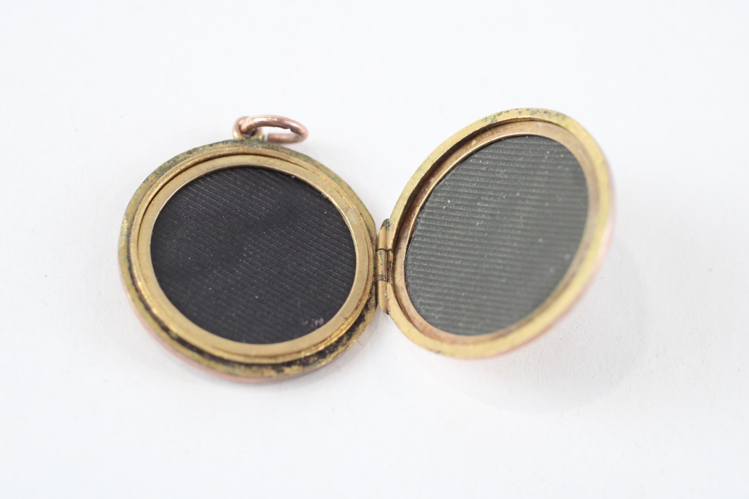 9ct gold engraved locket (4.5g) - Image 2 of 4