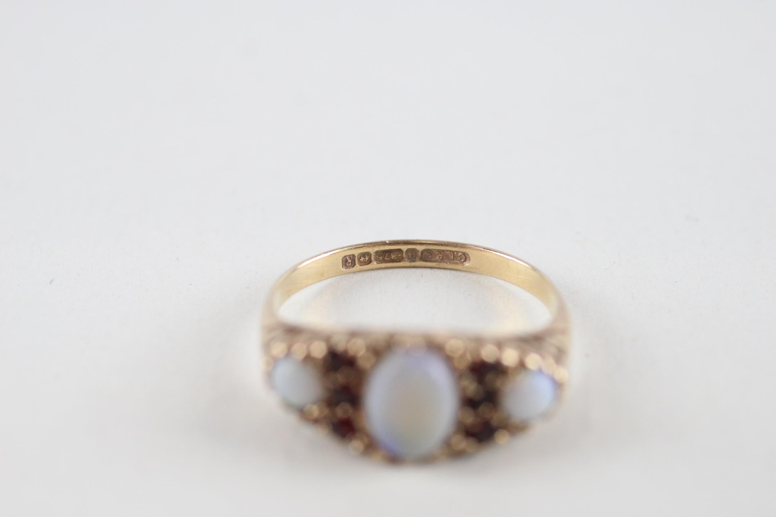 9ct gold opal & garnet ring (2.9g) Size K - Image 4 of 4