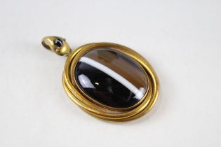 A Victorian gold plated banded agate oroboros snake pendant (43g)