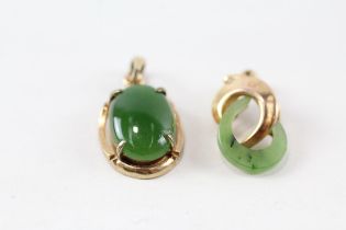 2x 9ct gold green gemstone pendants (3.3g)