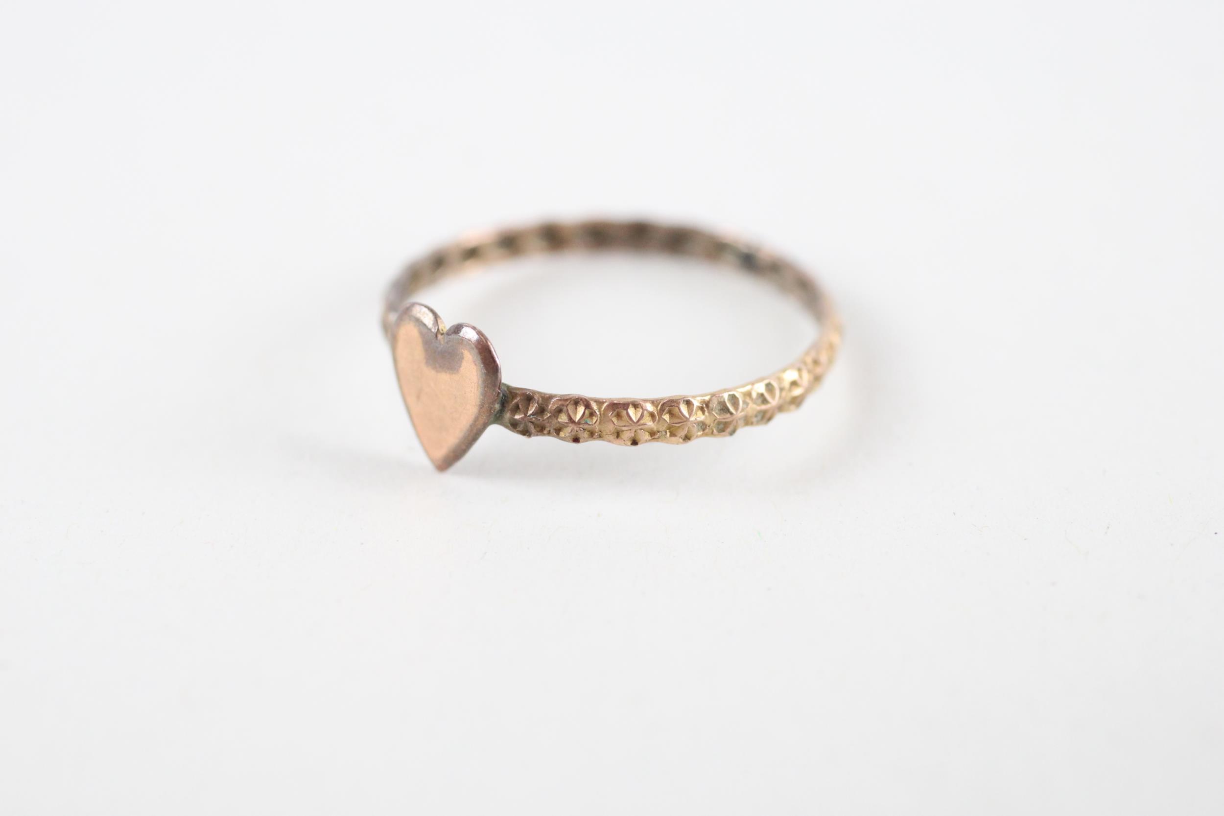 9ct gold heart shaped ring (0.9g) Size R - Image 3 of 4