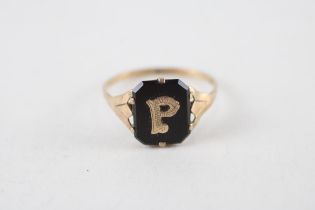 9ct gold antique onyx initial P signet ring (2g) Size V