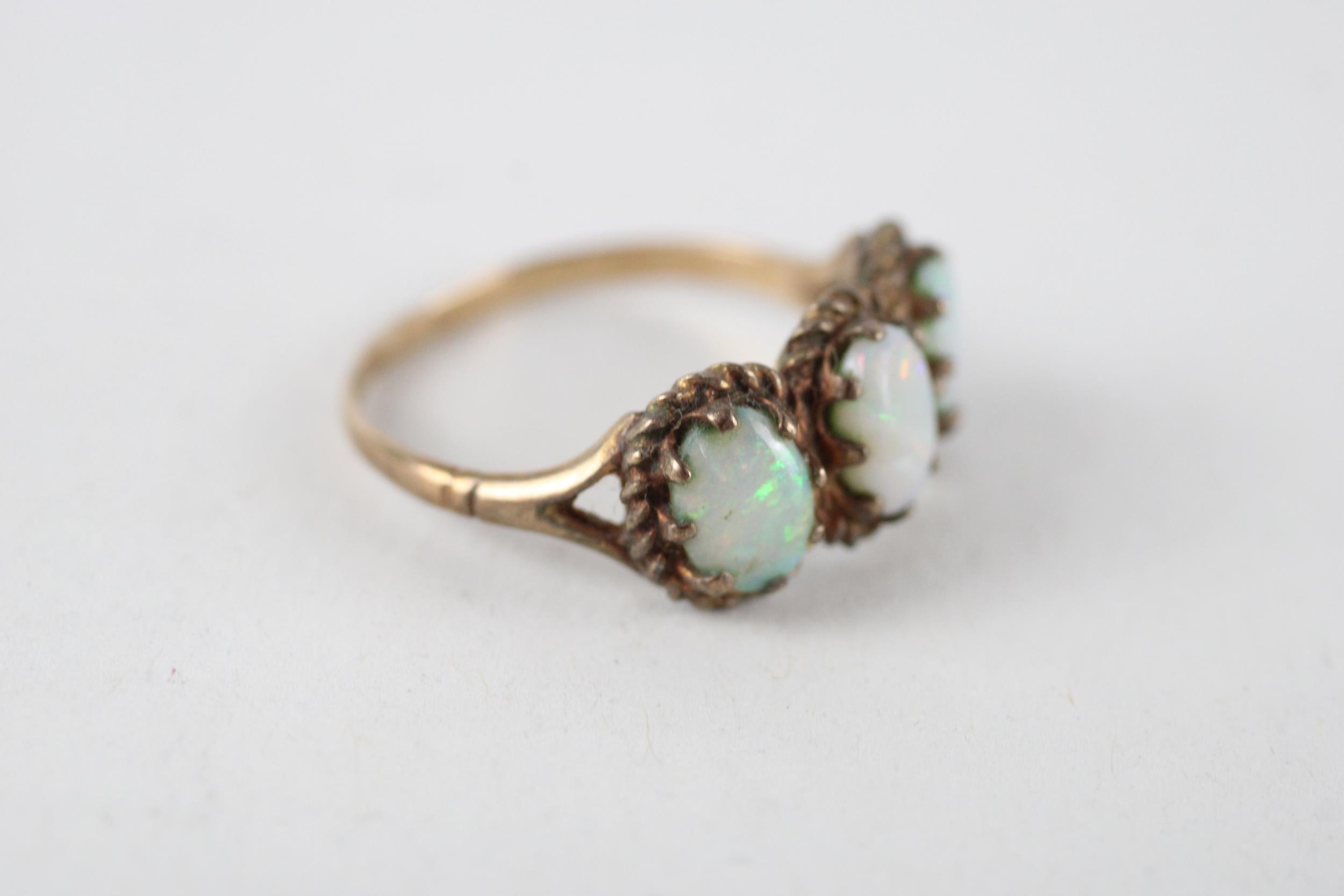 9ct gold opal three stone ring (2.8g) Size R - Image 2 of 4