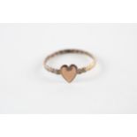 9ct gold heart shaped ring (0.9g) Size R