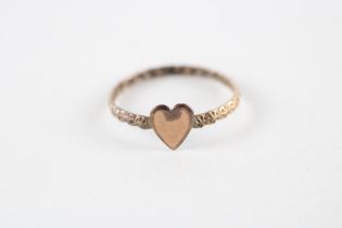 9ct gold heart shaped ring (0.9g) Size R