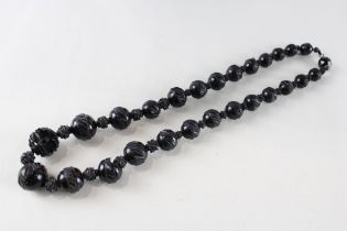 A Victorian carved jet bead mourning necklace (71g)