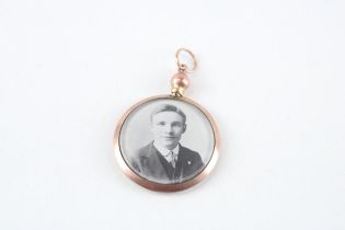 9ct gold early 1900's locket with photo's (2.8g)