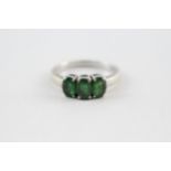 9ct gold green garnet three stone ring (3g) Size N
