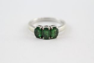 9ct gold green garnet three stone ring (3g) Size N