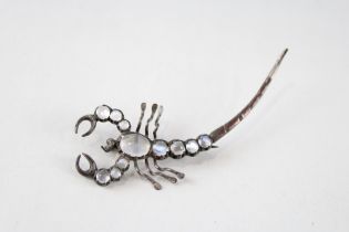 An Art Deco moonstone scorpion brooch (7g)